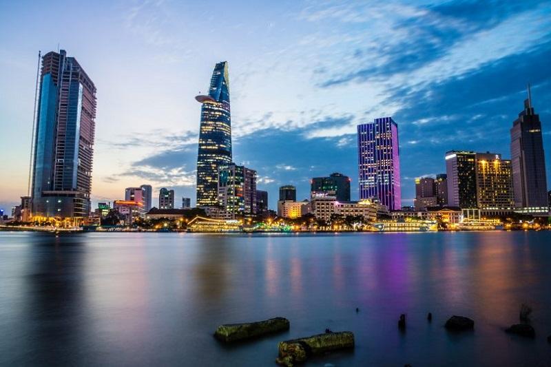 Một quán ốc vỉa hè ở Quy Nhơn tấp nập khách, với nhiều loại ốc được chế biến sẵn, tạo không khí ẩm thực đường phố sôi động
